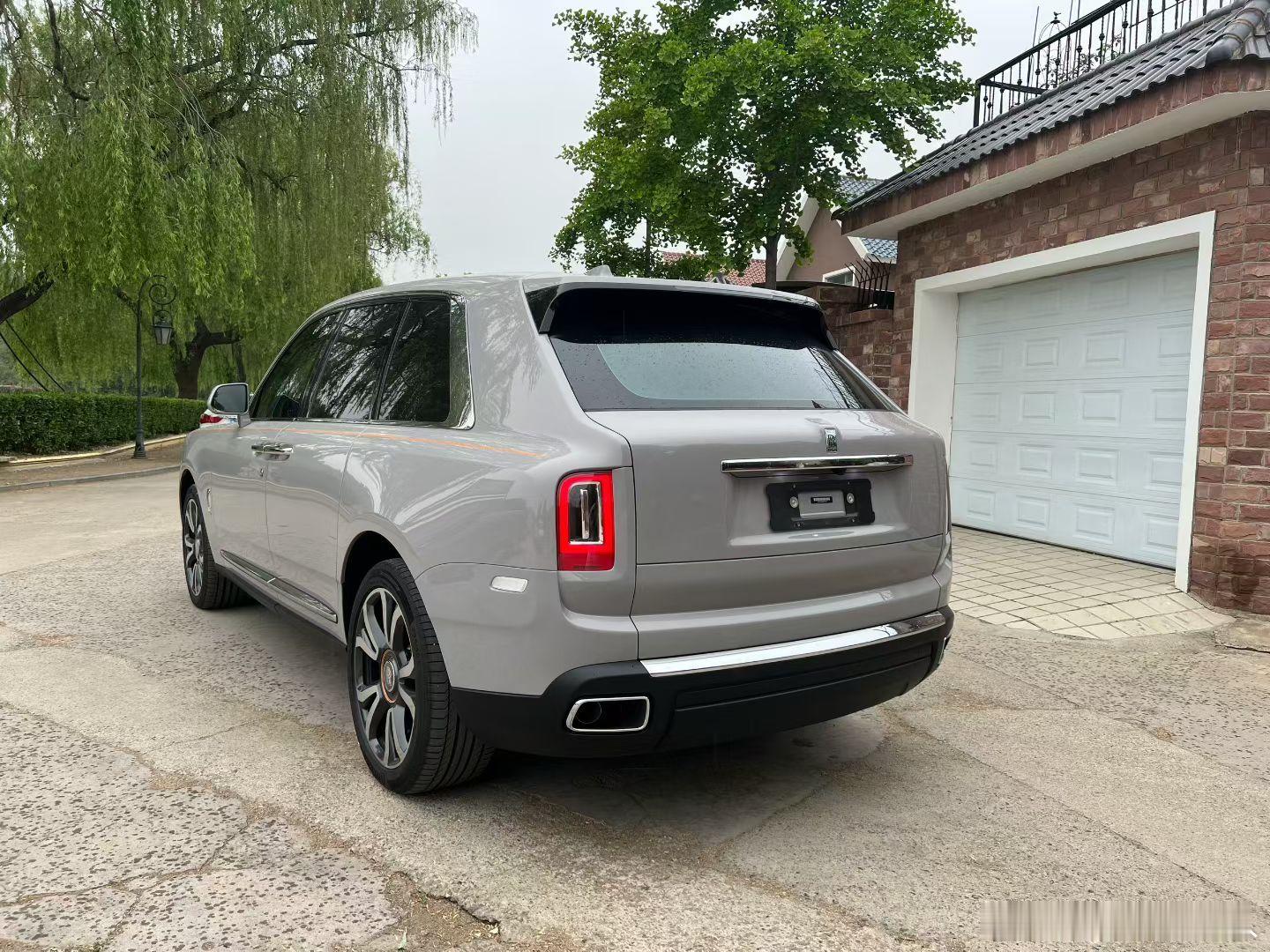 劳斯莱斯 Cullinan 4座流星，高定版配色，风暴灰/灰， 