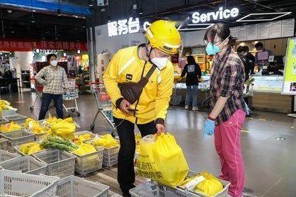 今年前三季度，咱们国家零售业整体发展得挺稳的，特别是便利店和专业店，增长势头最猛