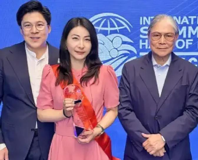 四金跳水皇后，先入场
 
她先走，不是因为老公姓霍。工作人员眼里，郭晶晶三个字自