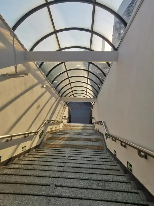 在当前经济环境下，出路其实不少。我国提出向高质量发展和科学技术进步，也就是往观念