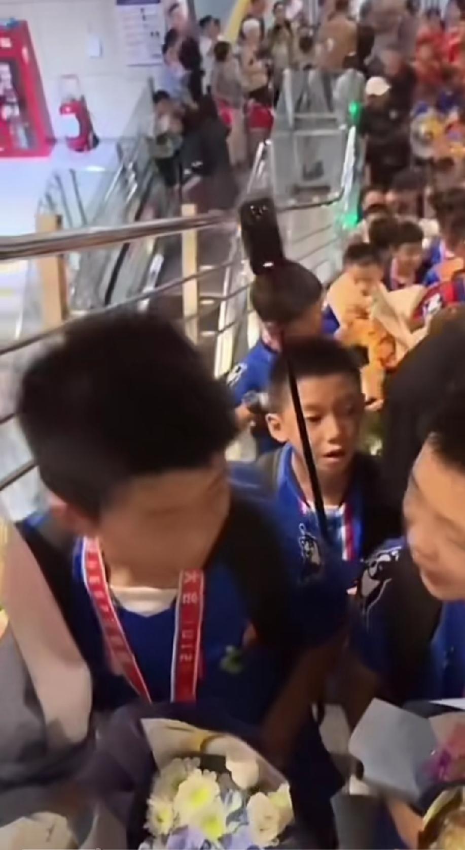 “怒发冲冠凭栏处，一气风发今少年。球协十年未得奖，且看少年奖杯归”。

这不仅是
