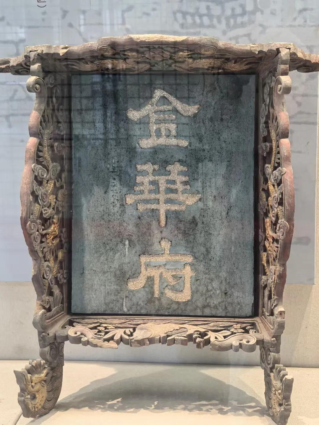 李清照《题八咏楼》
千古风流八咏楼，
江山留与后人愁。
水通南国三千里，
气压江