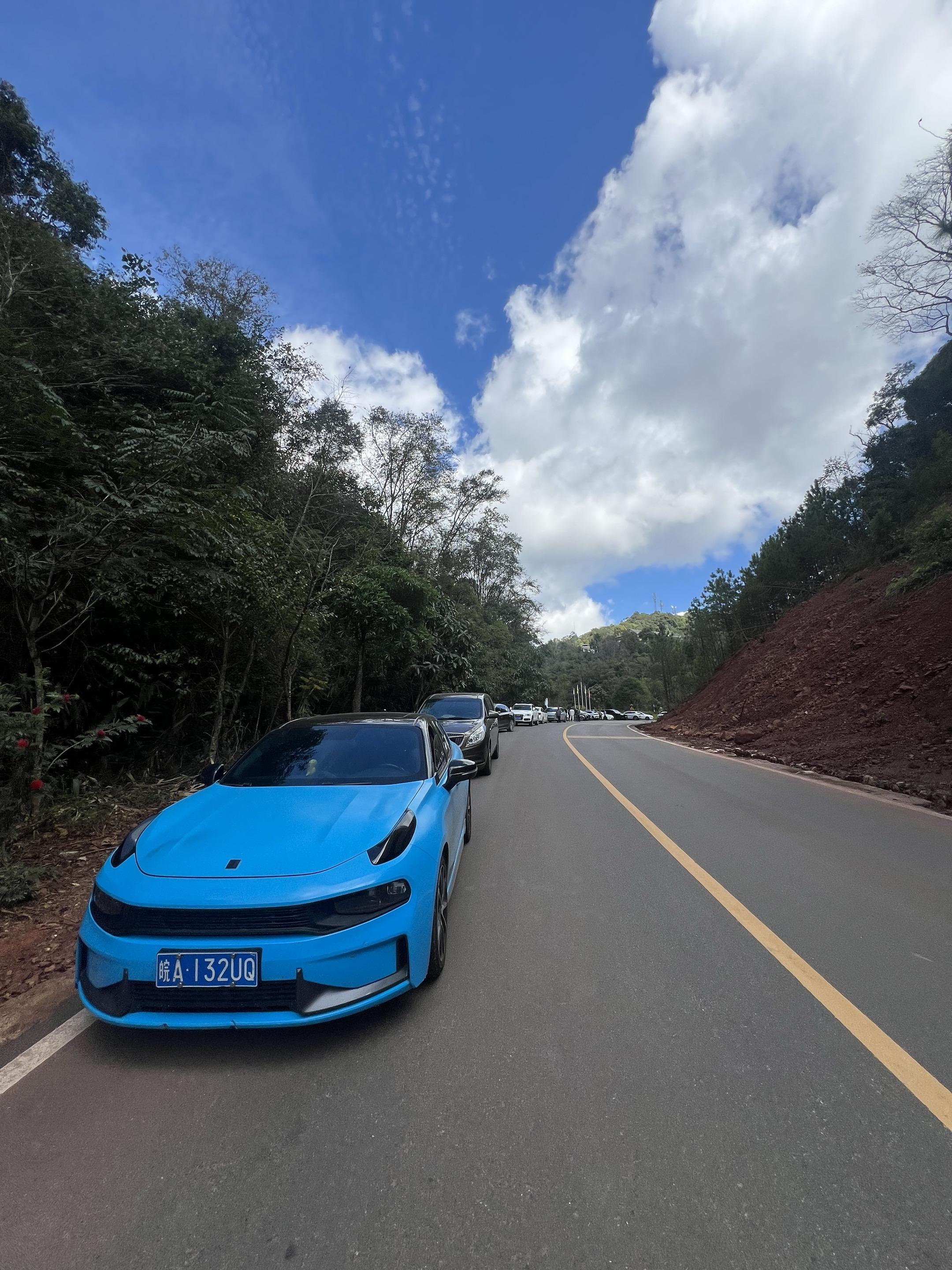 云南人的快乐穿着短袖出门 普洱太阳河森林公园向往蓝天白云