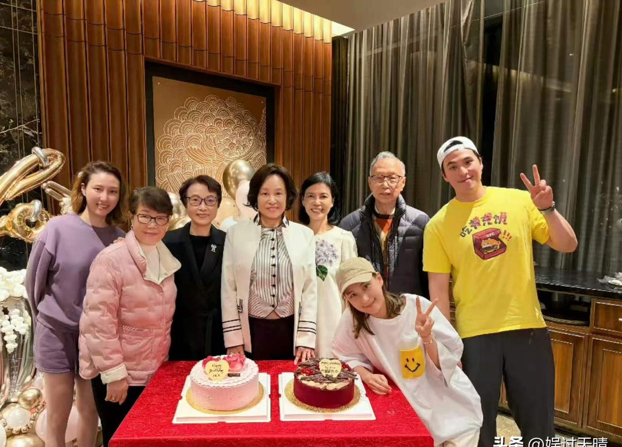 赌王三太庆生，女婿准女婿一个没来。
合影里只有三房子女和娘家亲戚，窦骁连续两年缺