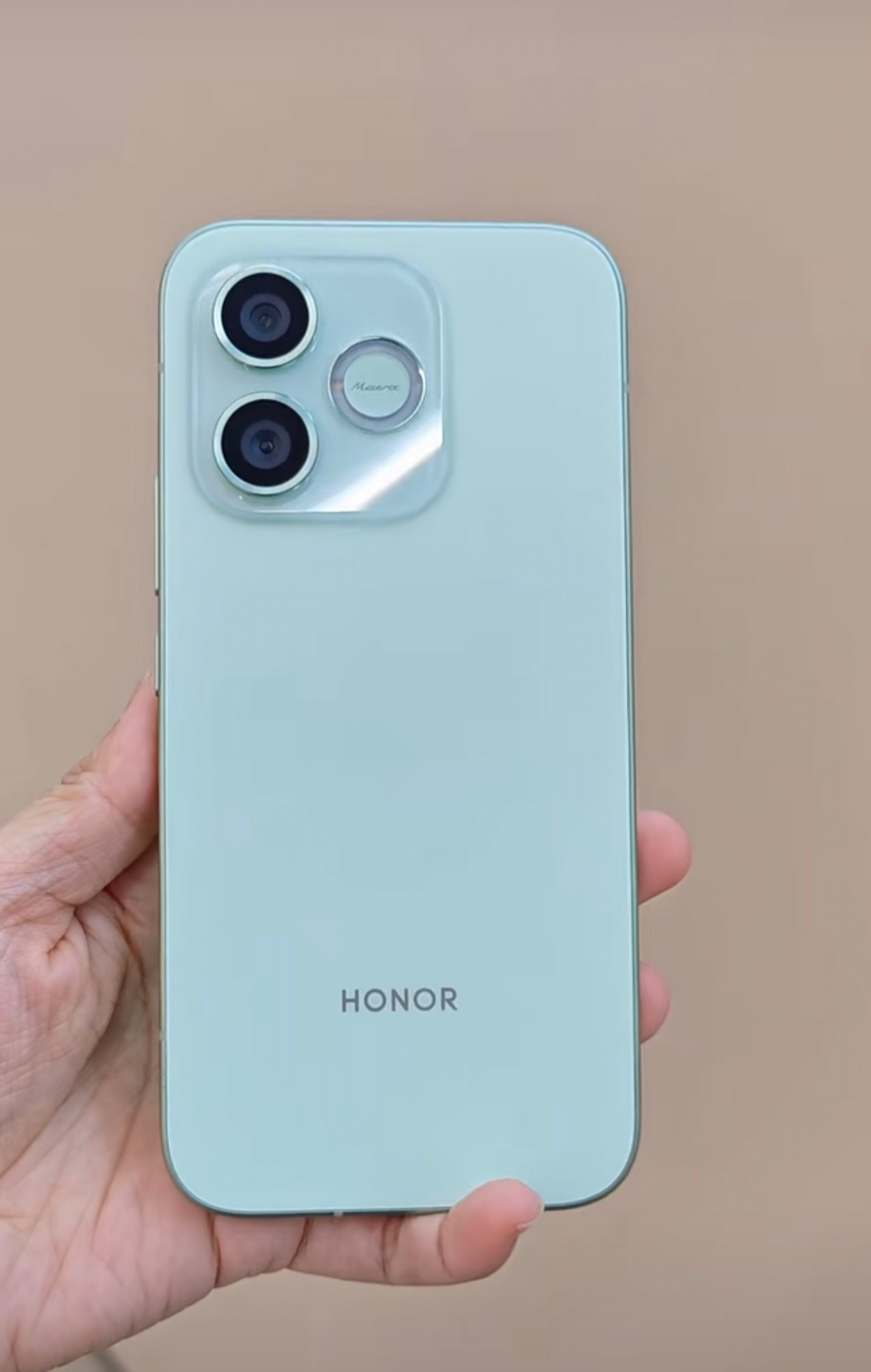 荣耀X80i逐步进店，在i上也用上金属中框和1.5k绿洲护眼窄边框屏幕，6000