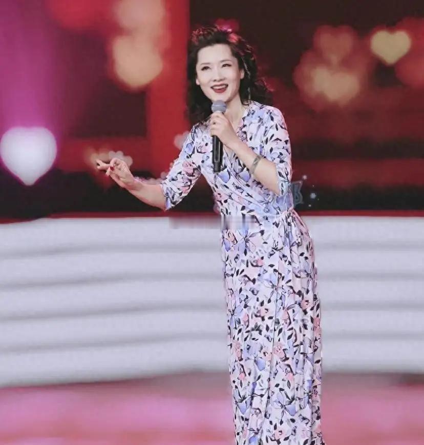 62岁何赛飞新烫了羊毛卷年轻25岁，穿印花连衣裙，美得像换了个人 