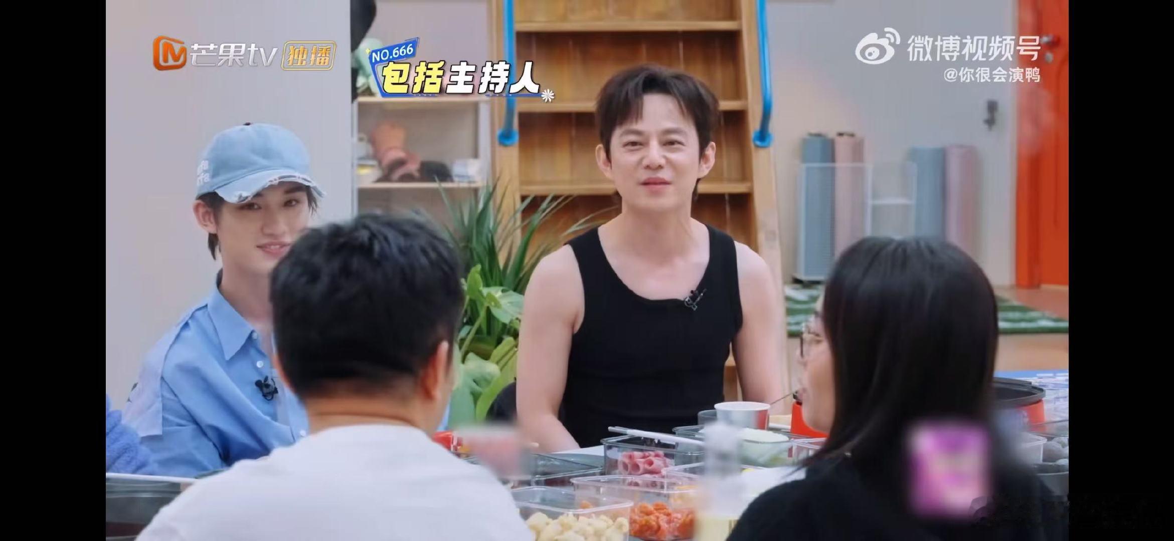 何炅 少了谁我都不干我们的宿舍真心话大冒险时，何炅出题后输拳，坚定说团队少了谁他