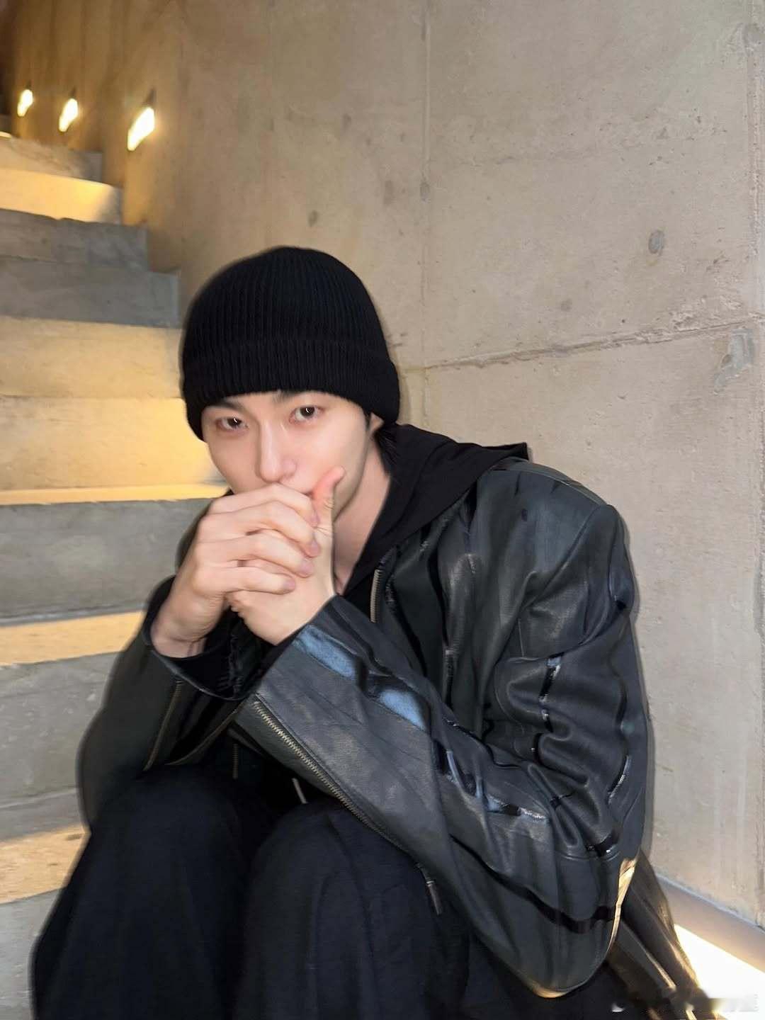 【热帖】边佑锡的Ins照片更新☺️穿皮衣戴冷帽的男大