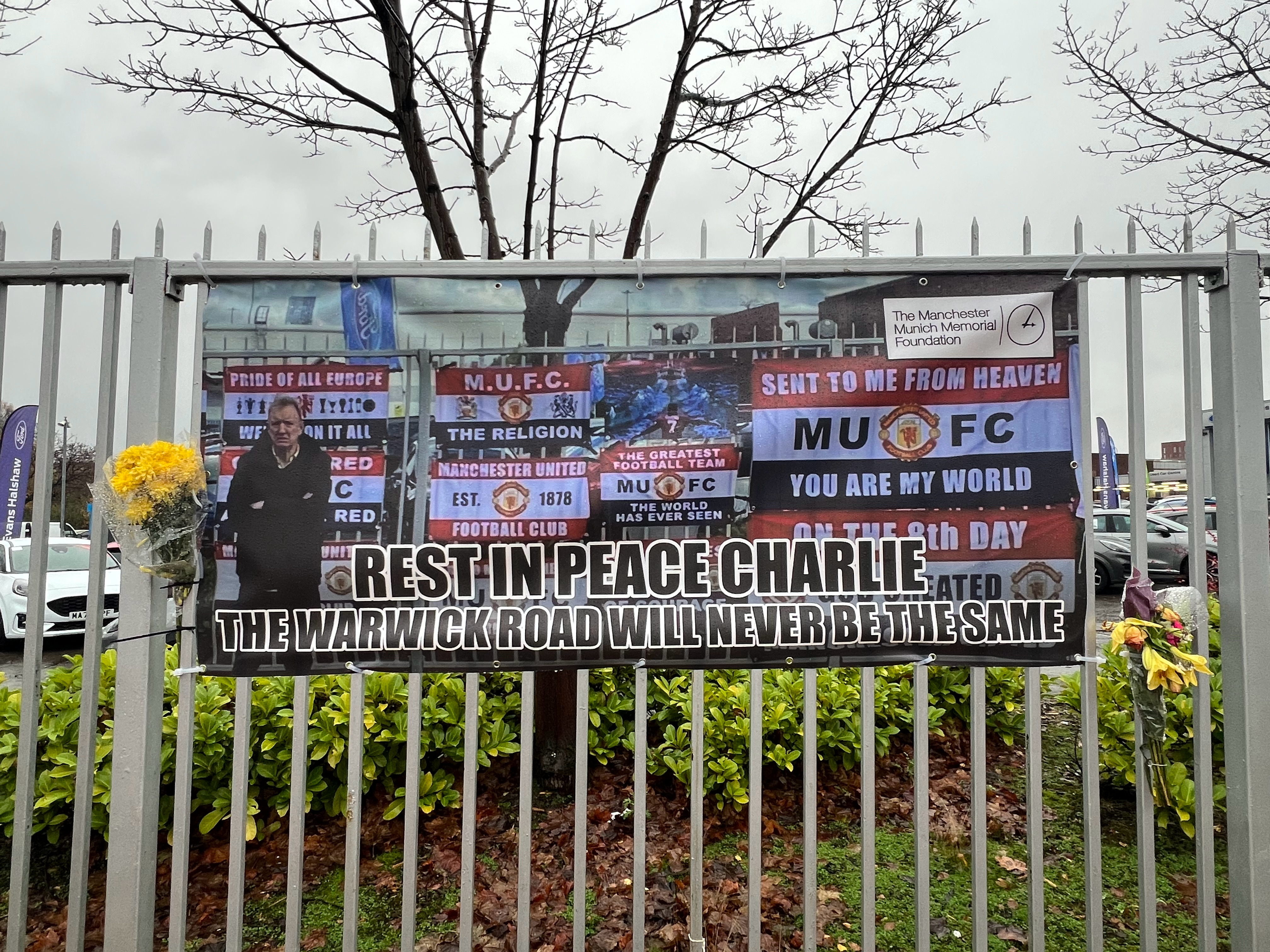 世事无常，人说走就走几周前一个比赛日，我在老特拉福德外买了一面自己最喜欢的三色旗