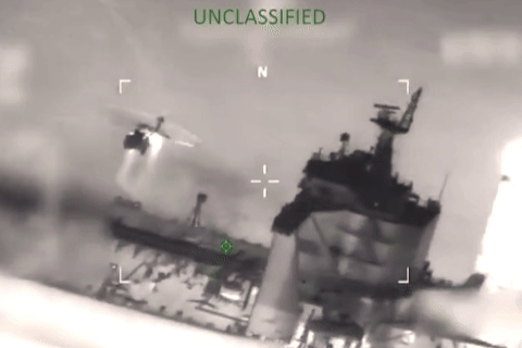 连俄罗斯都敢动？美扣押悬挂俄国旗油轮，俄派潜艇都没护住

据路透社报道，在美国派