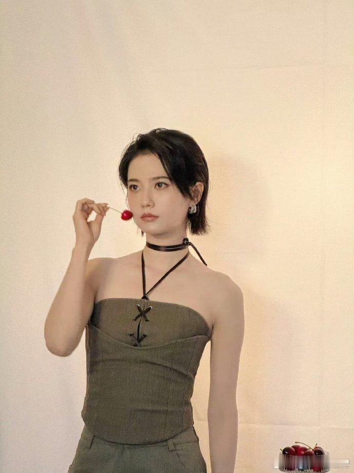 姜珮瑶剧宣姐感姜珮瑶剧宣给自己画红温了高冷氛围感美女只是外表！姜珮瑶剧宣画画名场