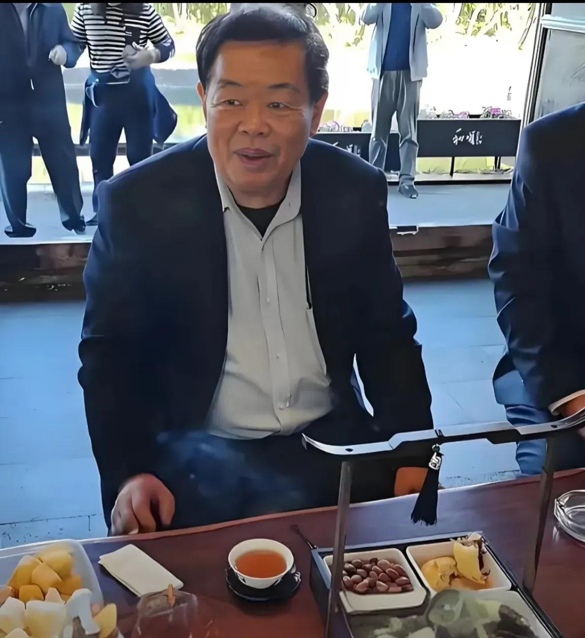 “玻璃大王”曹德旺真的了不起！文化程度不高，说话也很费劲，可生意做的是真好！福耀