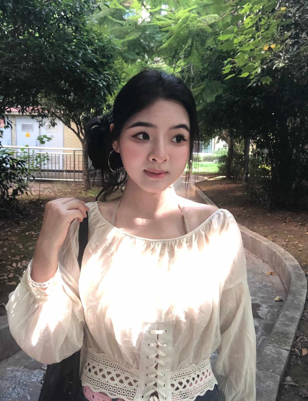 苹果手机确实很挑光线
光线充足的情况下拍出来的照片就很好看苹果手机