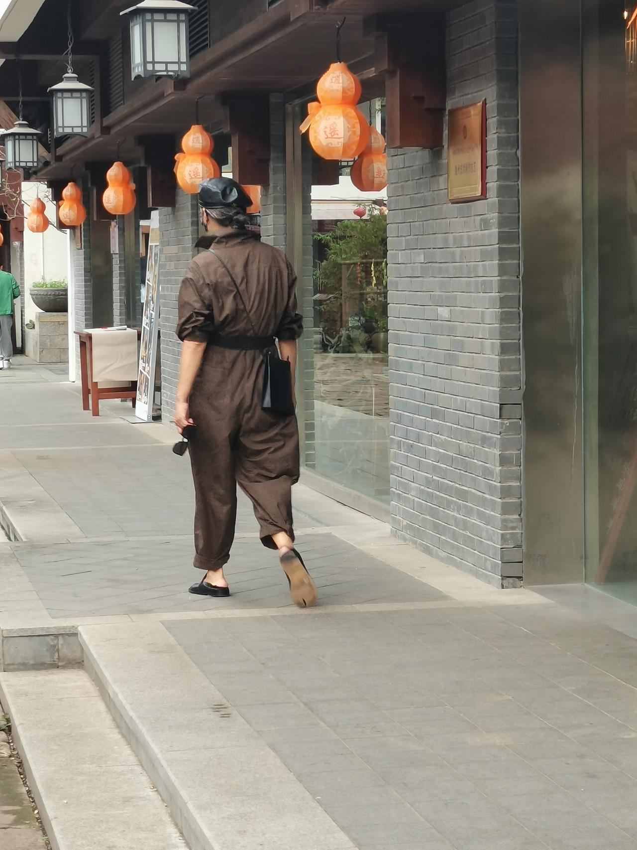 一句话评价女生纹身

你会在宾利车上贴车贴吗？公交车上才贴广告。