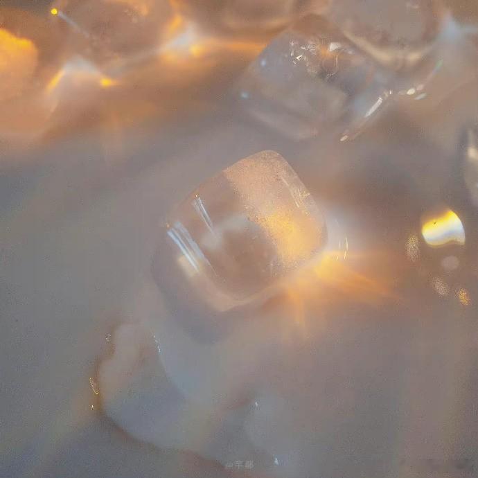 我又想，人是被时间磨损的吗？不是的。人是被各种各样的离别磨损的。  李娟 | 遥