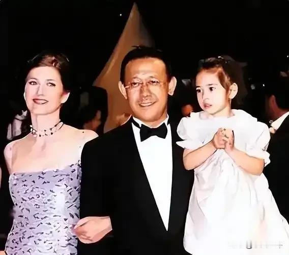 姜文的女儿姜一郎于2025年8月8日在法国一处私人庄园低调完婚。31岁的姜一郎是