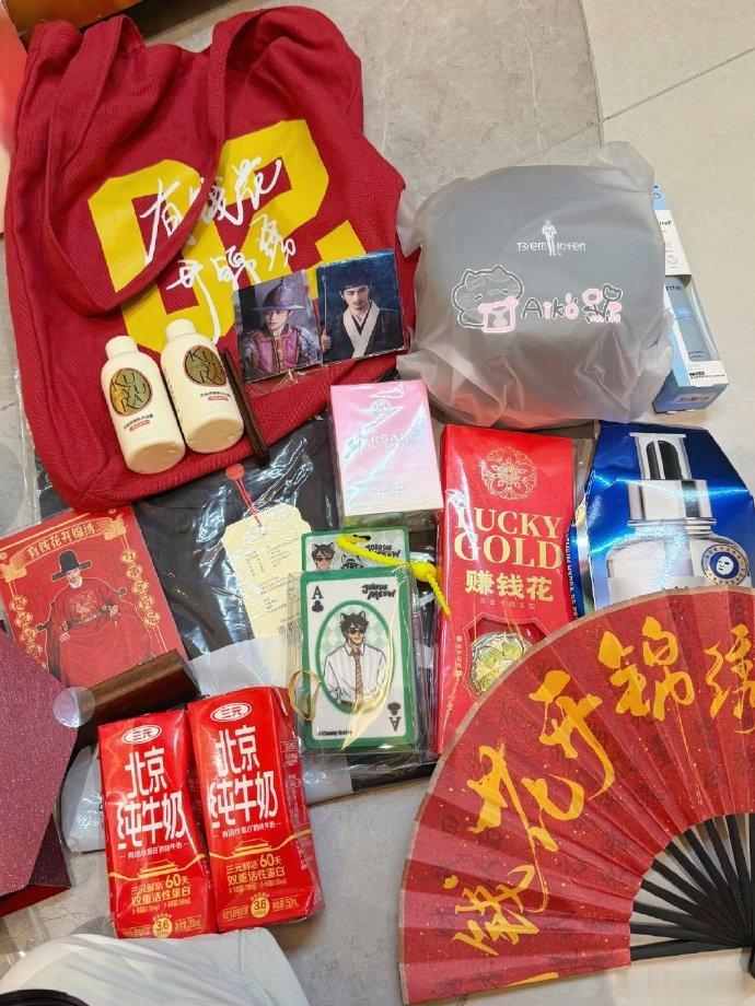 丁禹兮剧宣伴手礼丁禹兮花开锦绣剧宣伴手礼丁禹兮剧宣伴手礼，太赞了，好期待 