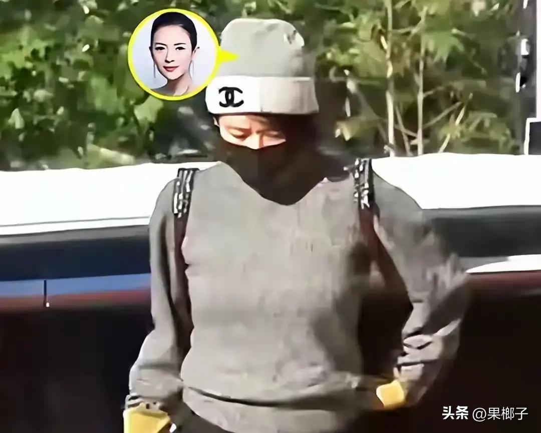 47岁还能把针织毛衣配短百褶裙穿得一点不别扭，章子怡这组私下生图确实把不少人看愣