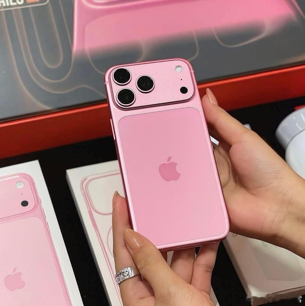 这粉色版iPhone17 Pro该说不说还挺粉嫩，真要推出这么个颜色的话，感觉妹