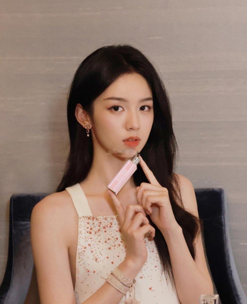 周也，一位在影视圈内备受瞩目、才华横溢且不断突破自我的青年演员。 
