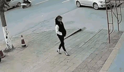 这女人撑一下作用可大了，给男人很大缓冲的空间，就是最后砸身上的力度也是小了不少。