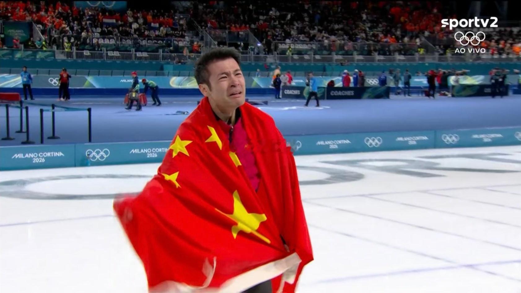 宁忠岩太牛了宁忠岩破奥运纪录夺金中国队米兰冬奥第三金宁忠岩身披五星红旗