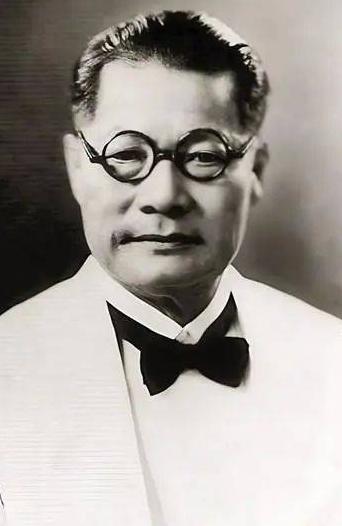 1939年，一位泰国华侨巨富在曼谷街头被枪杀。临终前，他留下15字遗言，至今读来