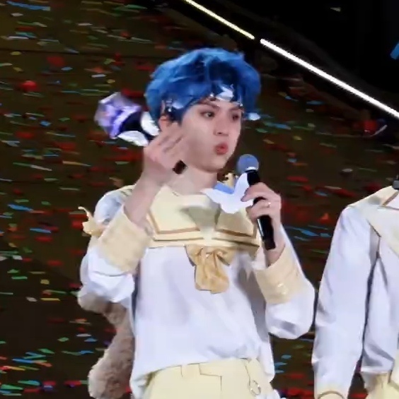 左航两层眼皮很正常不多也不少嘟嘟😗😗😗 