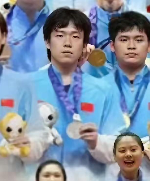 王楚钦这亚运会海报，官方到底是爱他还是“恨”他？
 
整张海报里面，全部都是金牌