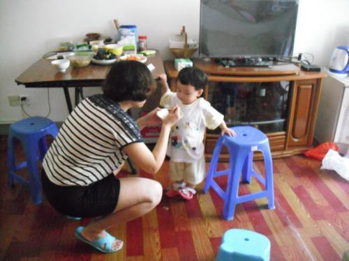 给孙女喂顿饭，我这老腰老腰都差点折了。
刚坐下来，她叭唧一下把勺子扔地上，又伸手