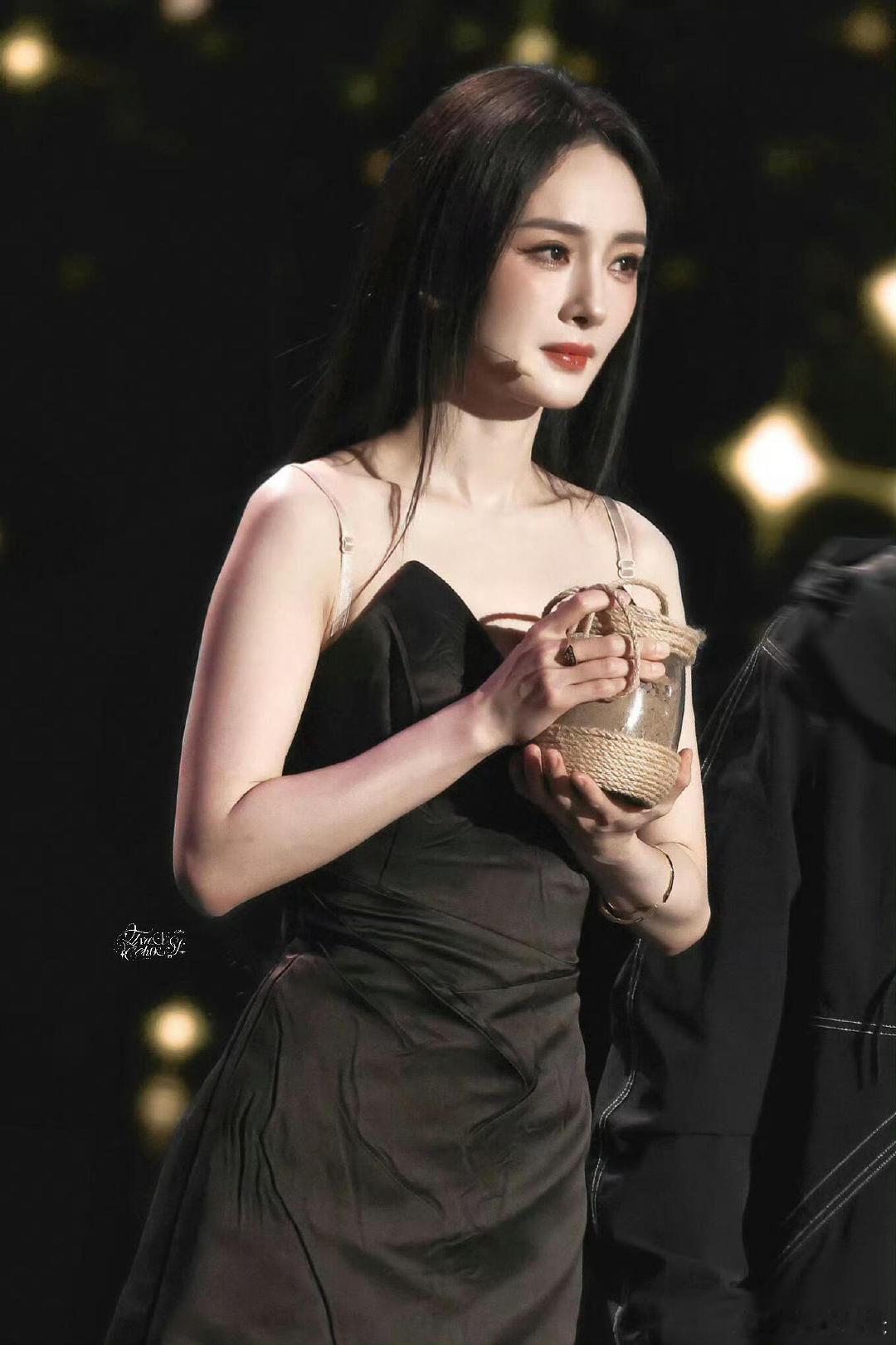 杨幂手捧临沂泥土 杨幂用宁绣绣的身份说出的每一句话，都透着对《生万物》这个大家庭