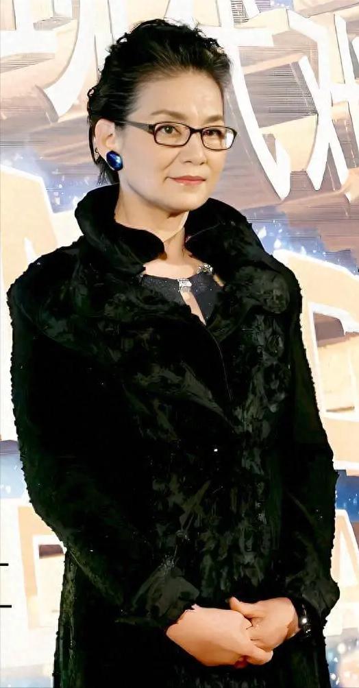 被誉为荧幕悲剧女皇的潘虹缓缓说道：“如今我已步入古稀之年，72岁的我每日还要在凌