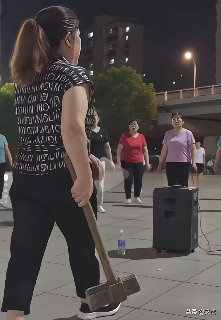 一锤子砸停广场舞，一女子拎着铁锤，啥话也没说，走到广场音箱跟前，哐哐几下就把音箱