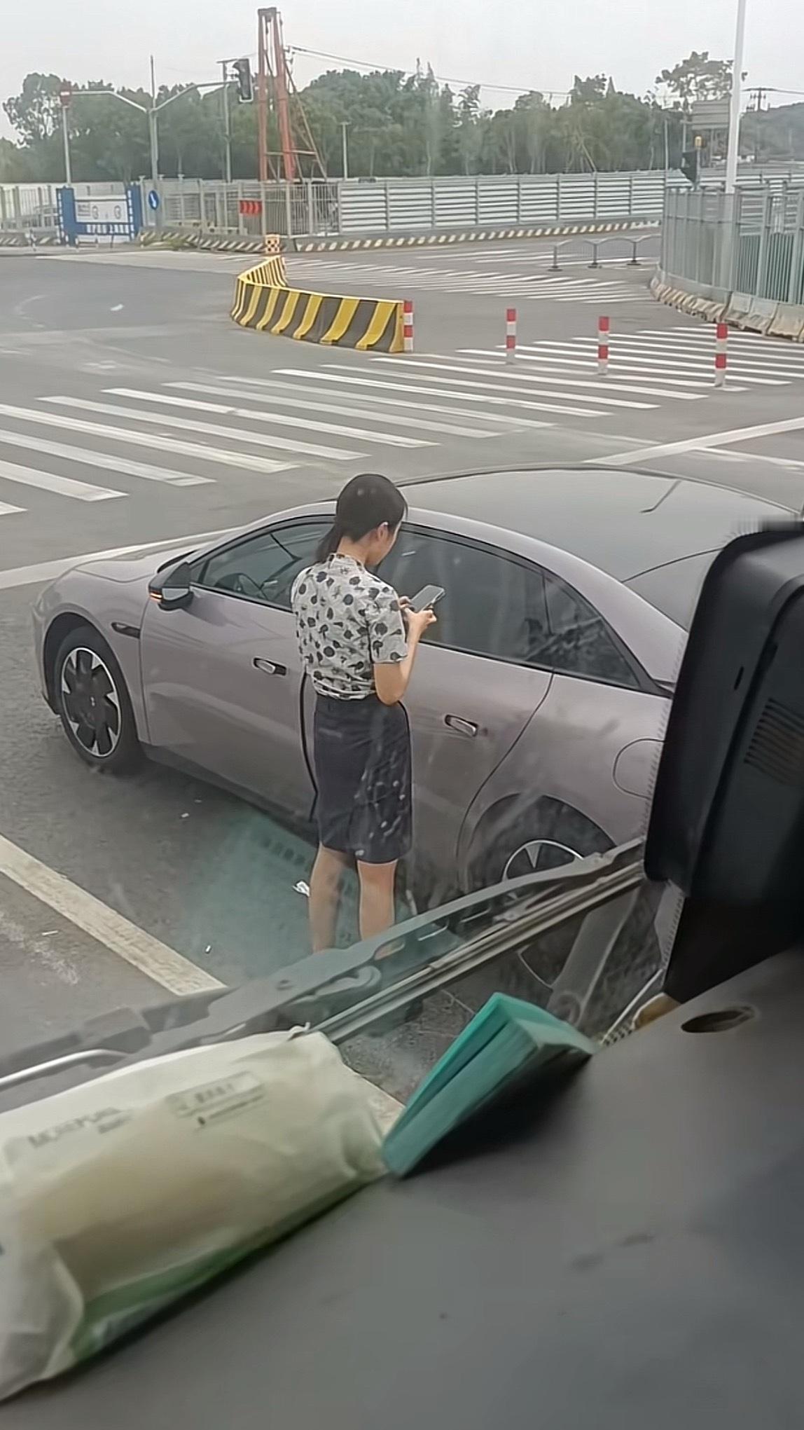 空姐的车坏了啊 ​​​