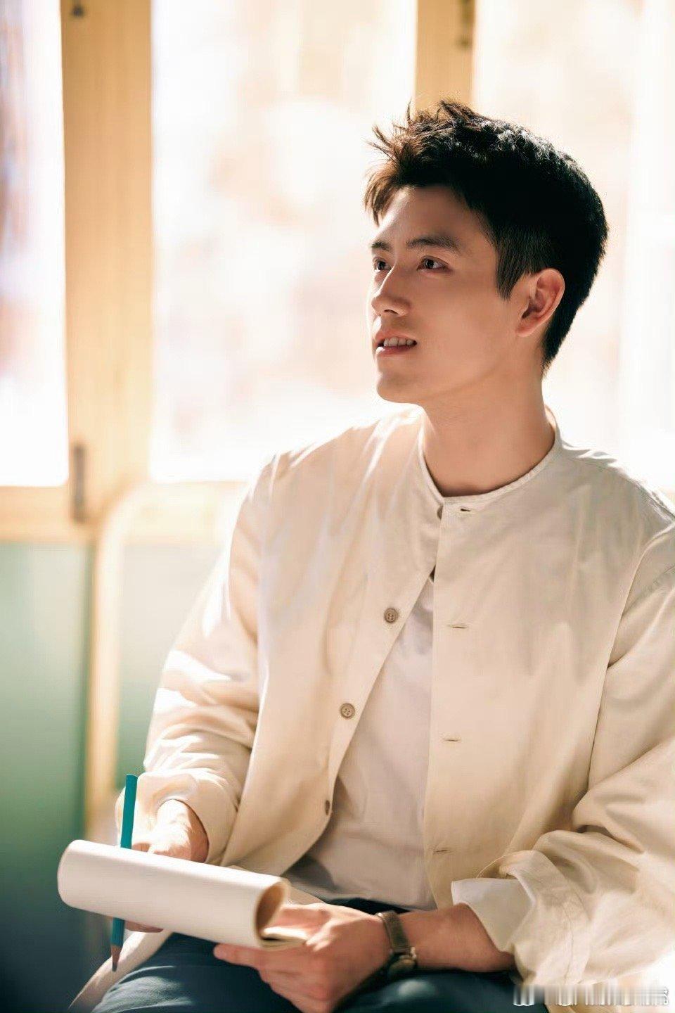 陈红点赞陈飞宇粉丝陈红这波操作笑晕我！刷到粉丝做的陈飞宇帅图，直接点赞互动，粉丝