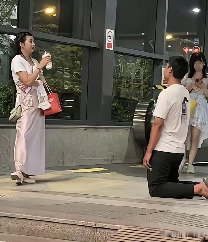 女友看上了一款万元的包，男子犹豫了一下，结果就这样了。