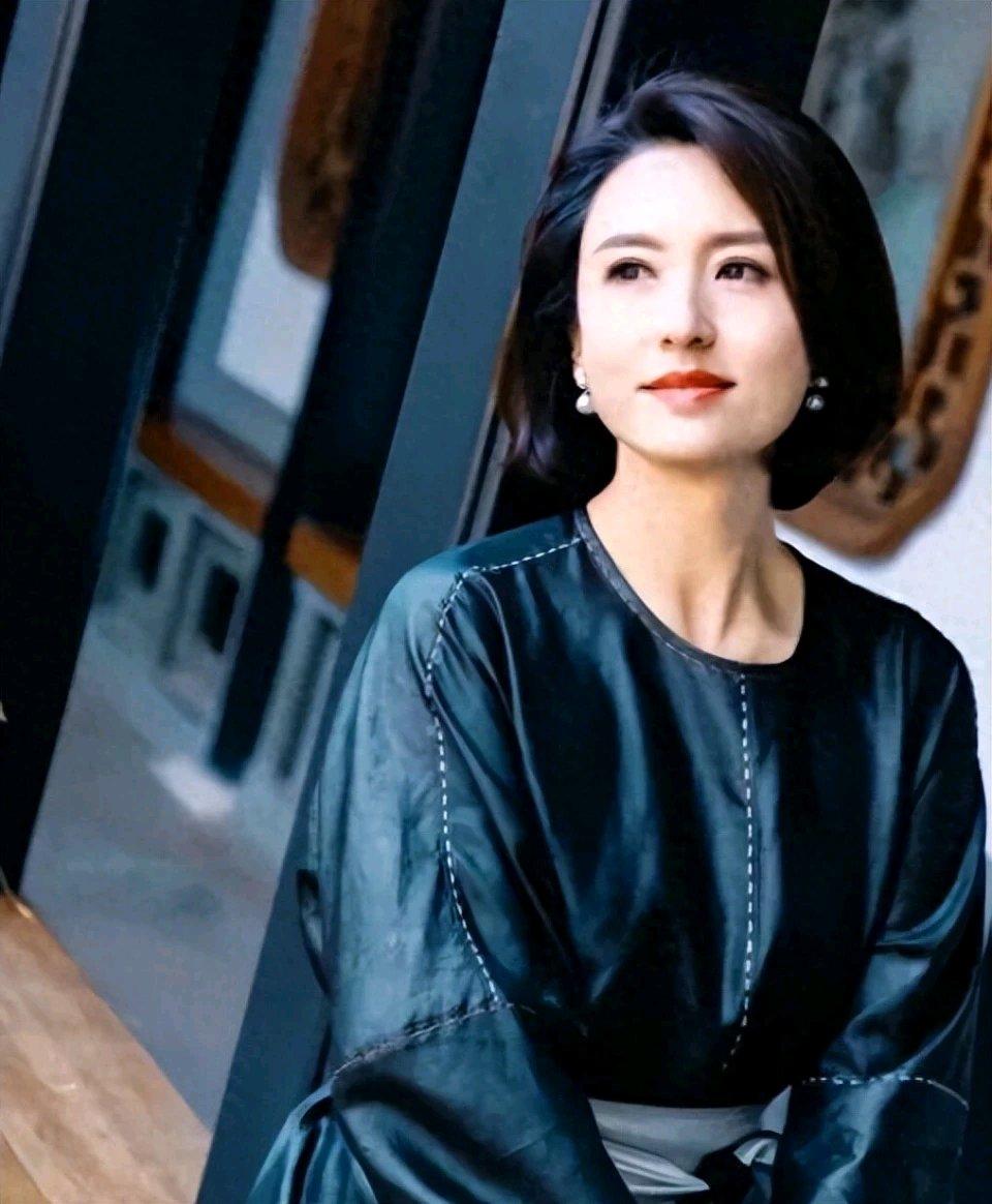 张蕾曾被传包养四个男人、嫁70岁富翁，那些不堪的谣言就像乌云笼罩着她。曾经，她明