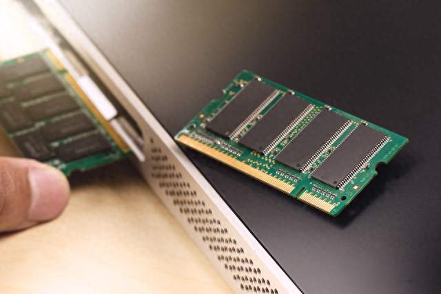三星DDR5模组，或委外代工