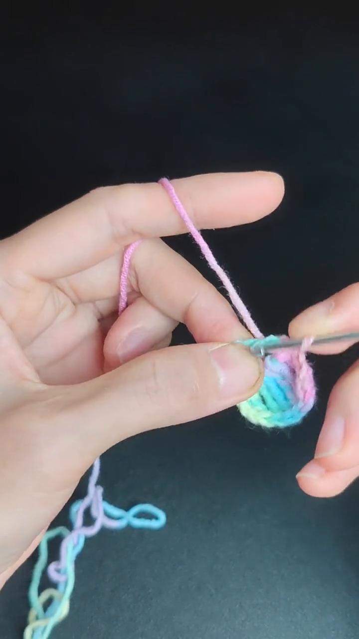 手把手教你勾织一个漂亮的蝴蝶结。
·用到的是四股的棉线和二点五毫米的钩针。
·环