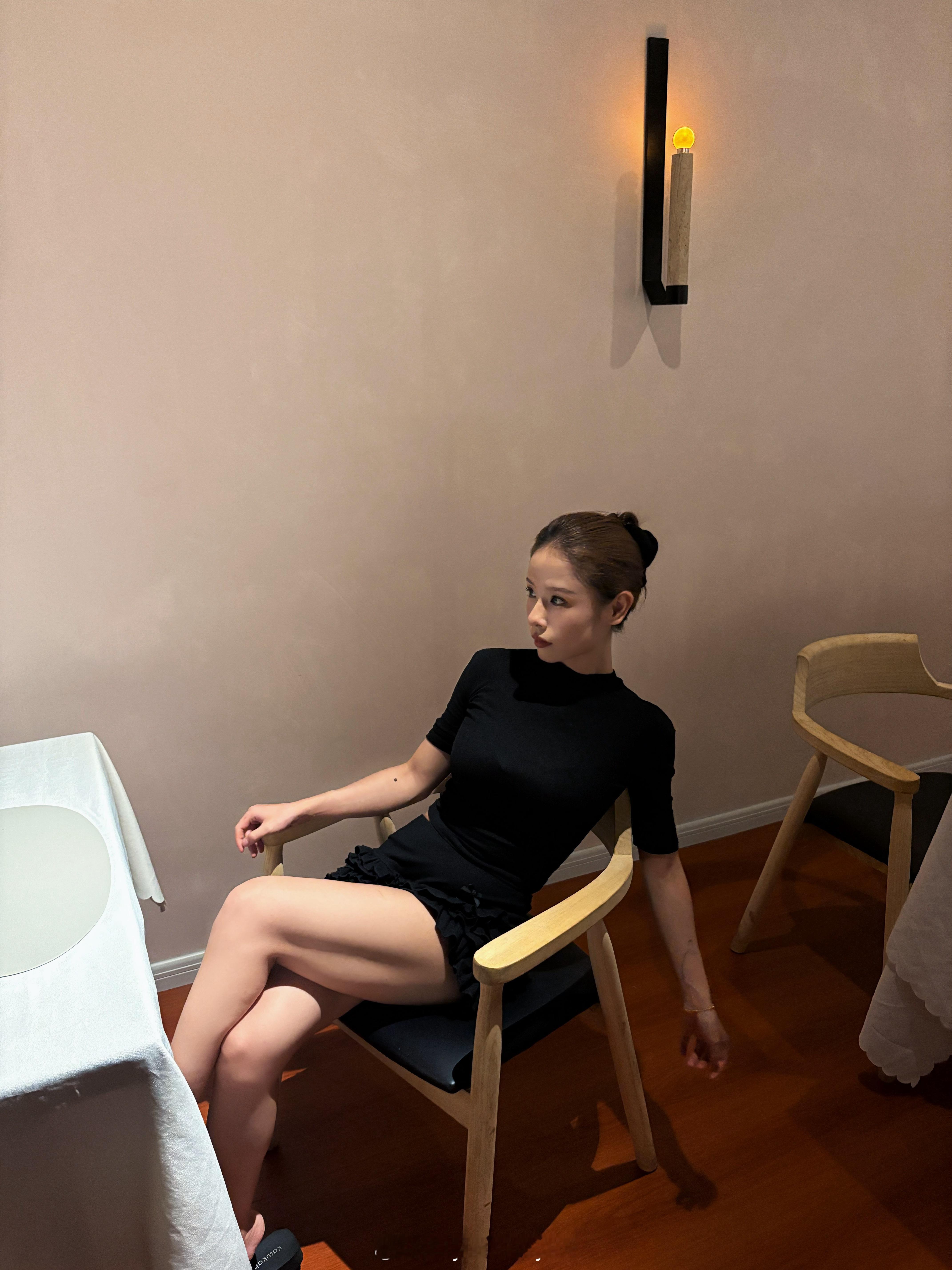 我坐在那里 就已经为这次约会买单了  ​​​