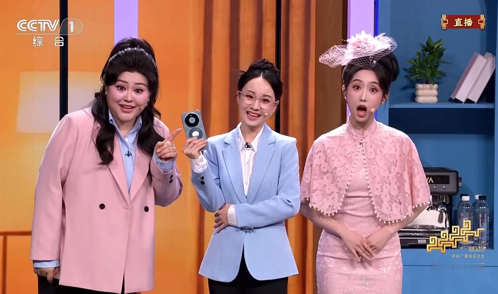 华为手机和华为平板，而且都是最新款的 80 系列还有 X7 系列。春晚