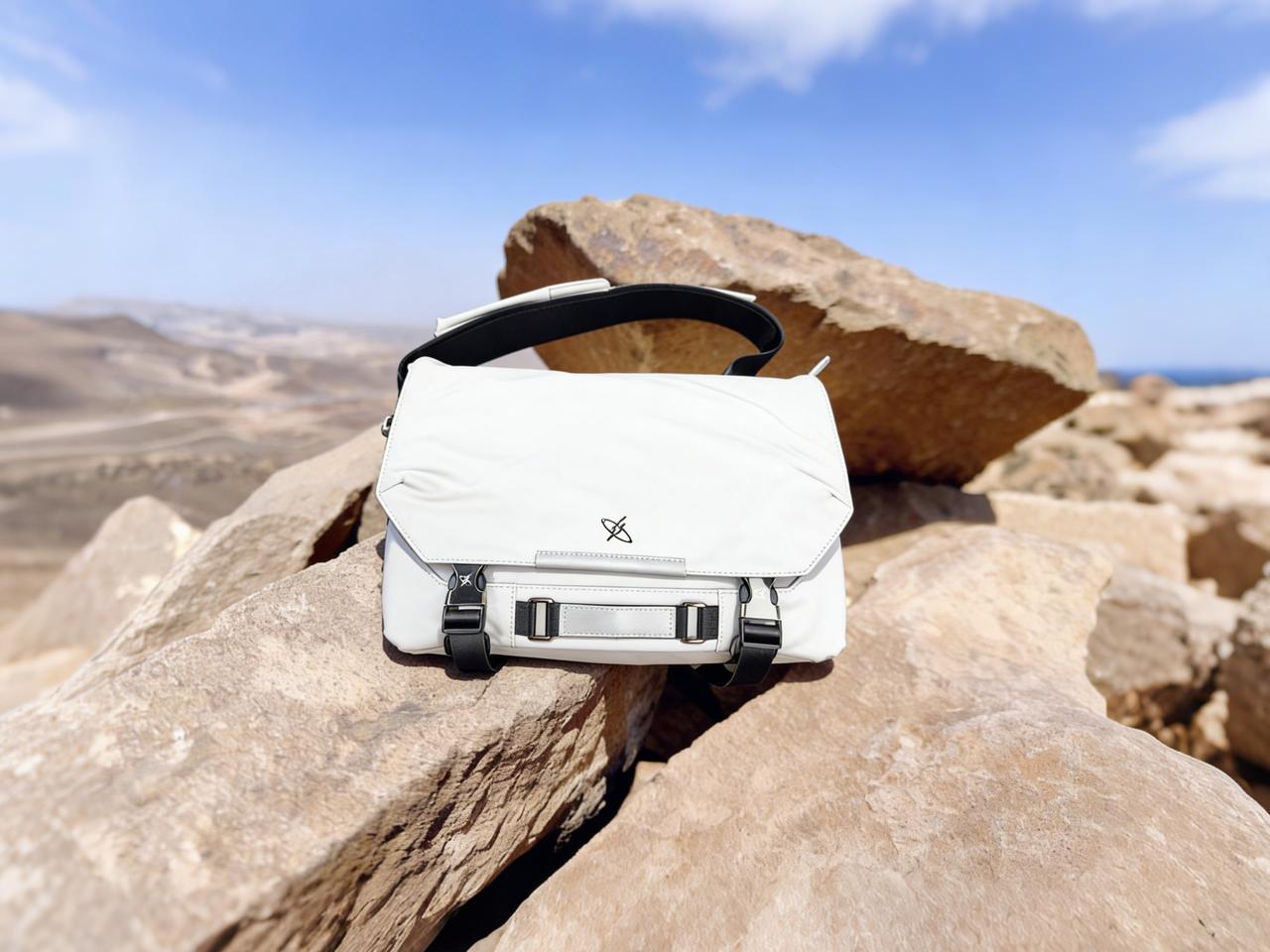 带相机出门终于不狼狈了！这个斜挎包能装又好看。

谁懂啊家人们！以前带相机出门真