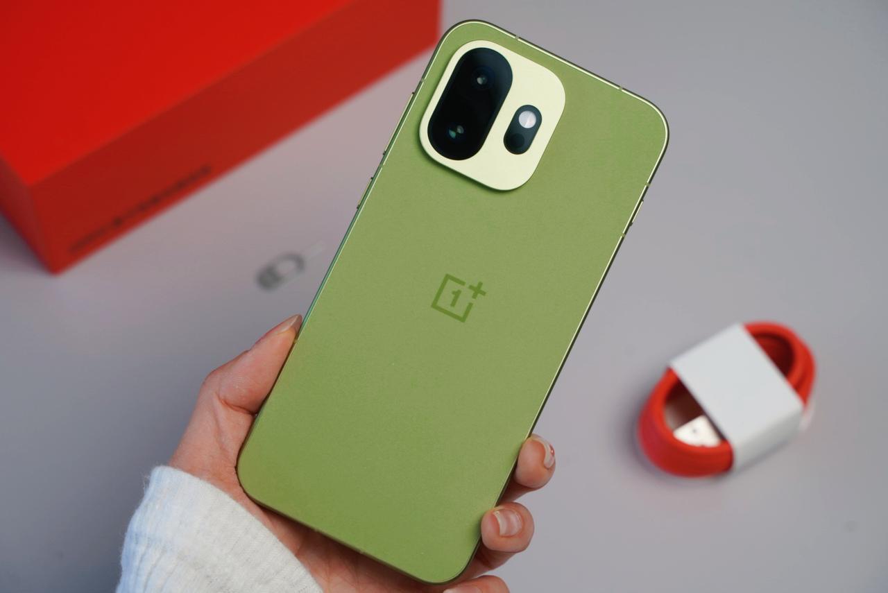 6.32英寸小直屏、194g 的机身重量，整体手感一绝！1.1mm 极致四等边以