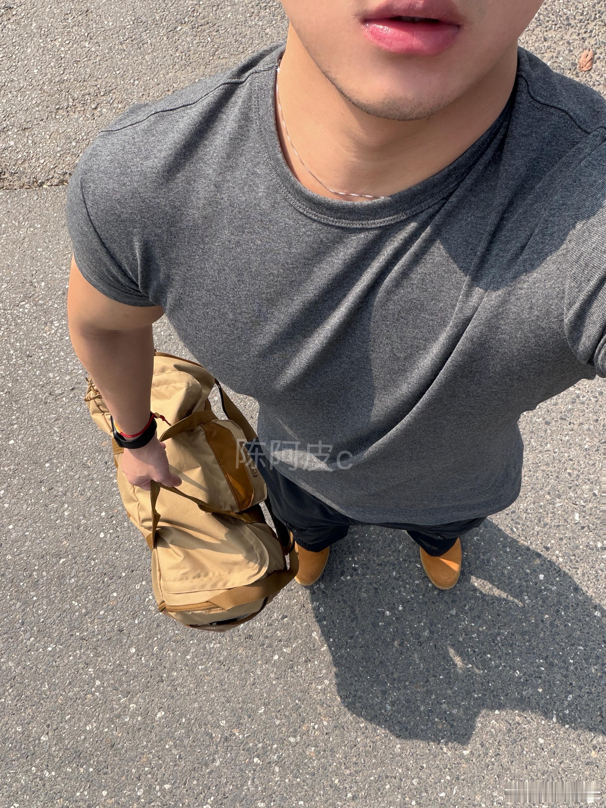 年轻人真的把多运动听进去了下班后随便吃点就来健身房运动了，运动流汗是释放生活压力