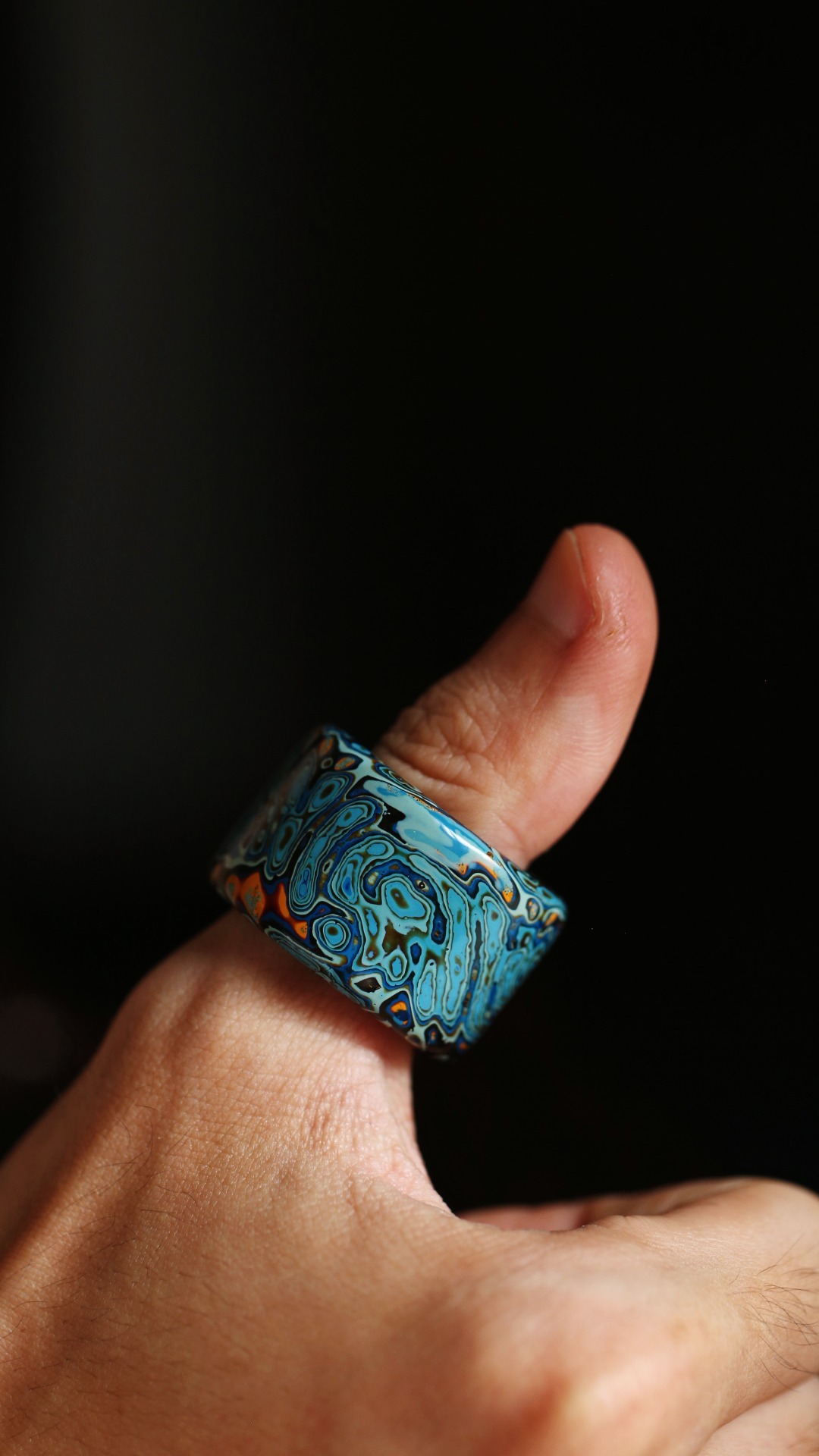 大漆 蓝·扳指传统大漆工艺，纯手工十数层的反复髹漆，肌理如水墨画，色彩鲜明，美不