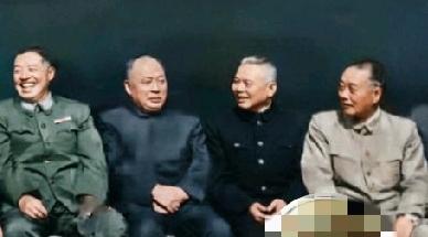 几个伟人相拥而坐，攀谈甚欢。你能从左至右把他们的名字说出来吗？