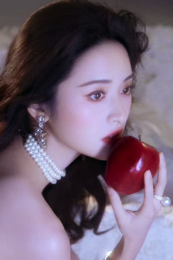 沈月是公主也是自己的骑士公主般美好，骑士般独立！收集日常快乐对抗生活苦涩，在角色