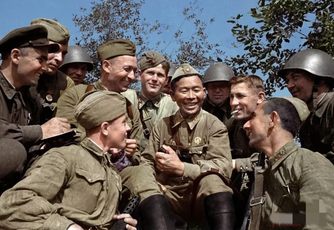 苏联著名狙击手“鹰之眼”谢苗，正在和战友们分享战斗经验，谢苗是鄂温克族，黄种人，