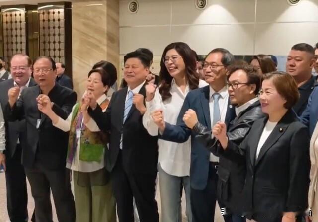 郑丽文辛苦奔波已返台，桃园机场的迎接场面很暖心！她带回去的这些利好政策送到了百姓