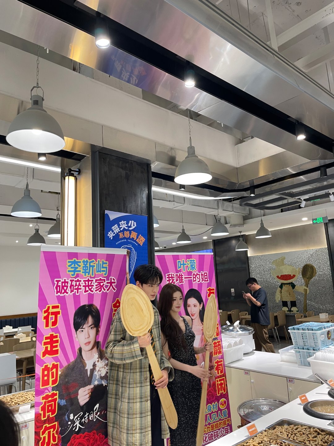 张予曦毕雯珺既饭撒又撒饭张予曦毕雯珺线下活动给粉丝打饭，想出这个剧宣方式的真的好